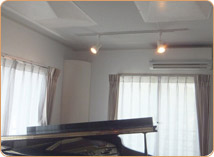 グランドピアノの練習室　6畳洋室