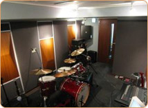 ドラムス・バンドの練習室　12畳洋室