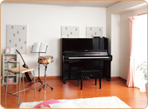 アップライトピアノの練習室　6畳洋室