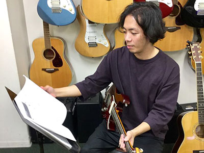 ヤマハ大人の音楽レッスンギター講師の梅田和利先生
