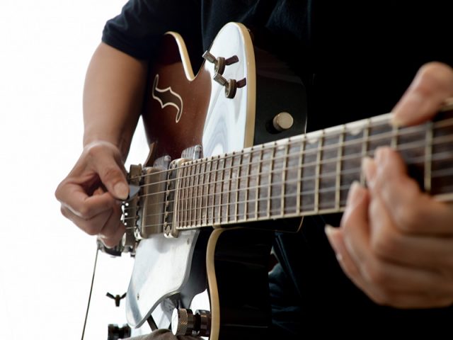 多摩センターの音楽教室で習う 学ぶ エレキギター スガナミ楽器
